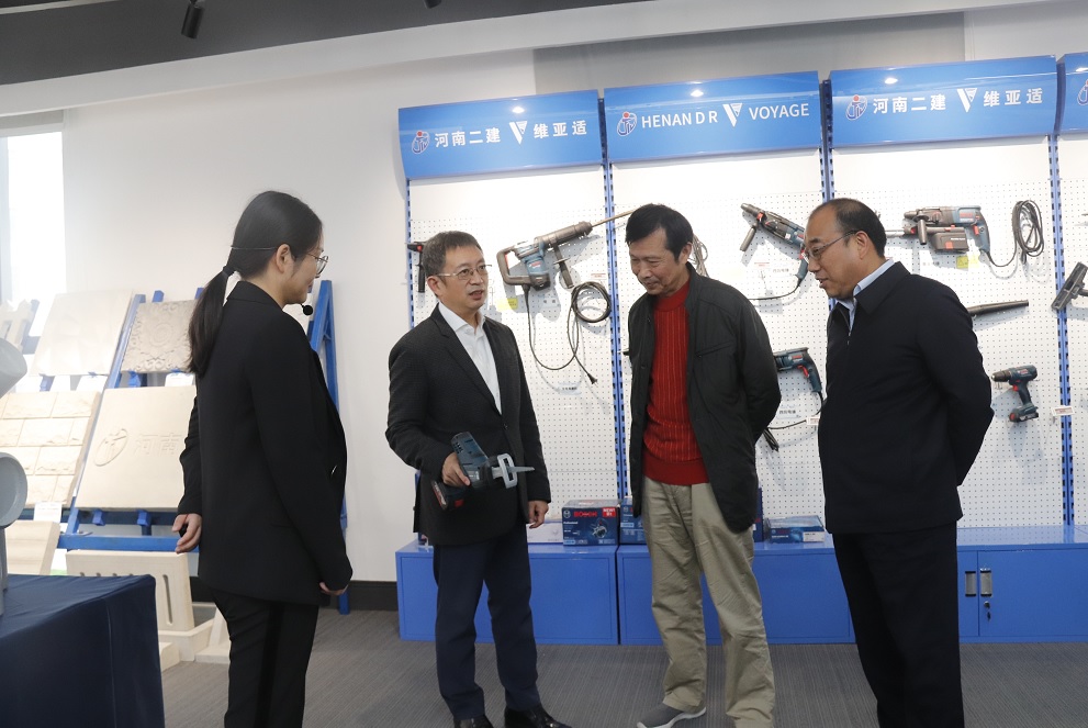 米搏(中国)董事长黄道元示范新型工器具操作方法.jpg