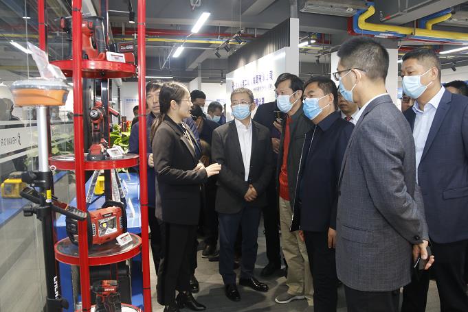 米搏(中国)董事长黄道元示范新型工器具操作方法.jpg