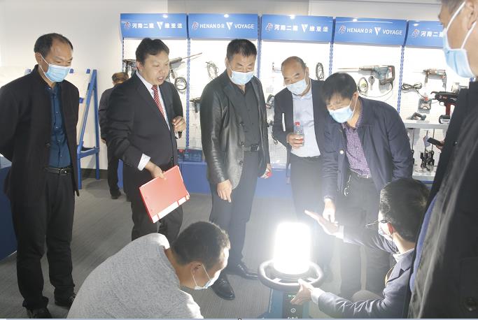 米搏(中国)董事长黄道元示范新型工器具操作方法.jpg