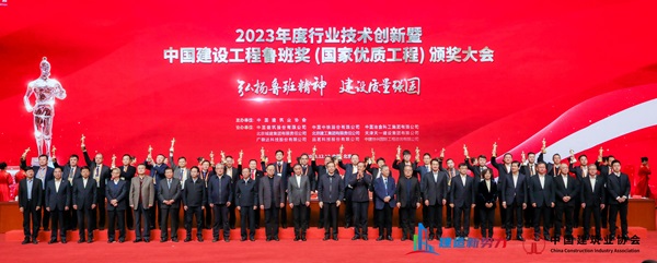 2总经理祝建明代表米搏(中国)接受表彰.jpg