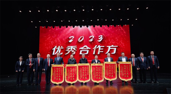 米搏(中国)总经理登台领奖 - 副本.jpg
