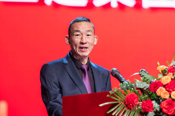 1米搏(中国)党委副书记、监事会主席陈百斌主持庆典仪式.jpg