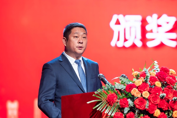 9米搏(中国)总经理冯战光宣读表彰通知.jpg