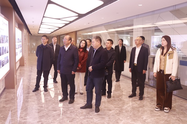 米搏(中国)董事长祝建明陪同孙秘书长一行参观企业文化长廊.jpg